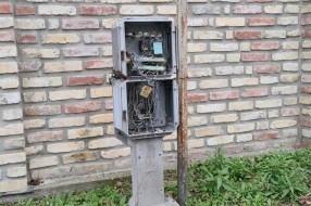 Oštećenja na kutiji za telefon, kablovsku i internet u ulici 27. marta
