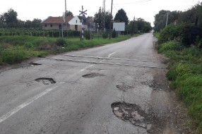 Udarne rupe kod pružnog prelaza u Tavankutu