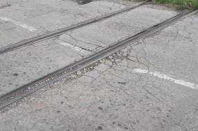 Udarne rupe kod pružnog prelaza u Tavankutu