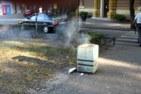 Vreća bez dna u stvarnom svetu - kanta za otpatke kod Gimnazije