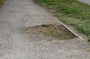 Udarna rupa na biciklističkoj stazi uz Majšanski put