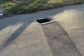 Polomljena kanalizaciona rešetka na raskrsnici Jovana Mikića i Seгedinskog puta