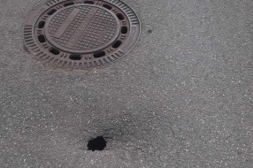 Rupa u Ulici Desanke Maksimović svakog dana sve veća