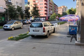 Pomerite malo terasu, ne stane mi auto