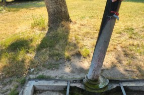 Nebezbedna (odvaljena) javna česma u Dudovoj šumi
