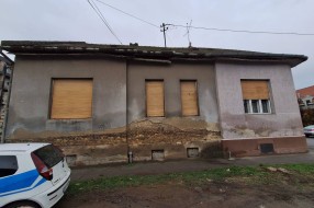 Oronula fasada u Ulici Sonje Marinković, opasnost po sve prolaznike