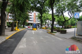 Grupa tinejdžera uznemirava prolaznike kod Otvorenog univerziteta