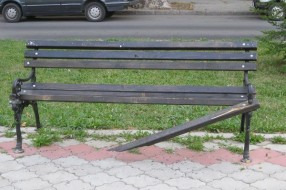 Uništeno 12 korpi za smeće na Radijalcu