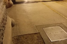 Rupa na trotoaru u Ulici Đure Đakovića