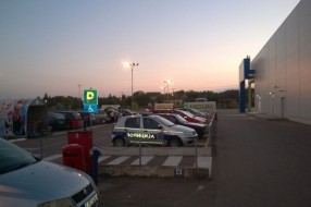 Policija parkira na mestu za invalide