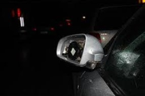 Razlupani i polomljeni retrovizori na automobilima na Radijalcu