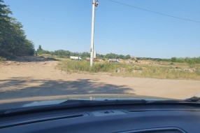 Neprohodan put na raskrsnici Jovana Mikića i Celjske zbog kamiona koje iznose pesak