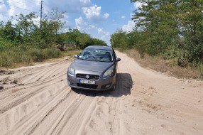 Neprohodan put na raskrsnici Jovana Mikića i Celjske zbog kamiona koje iznose pesak