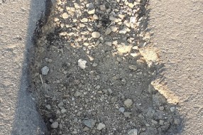 Rupe na putu u naselju Mala Pešta