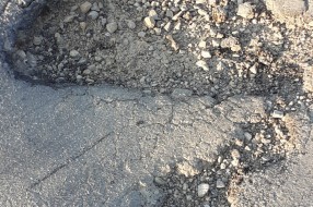 Rupe na putu u naselju Mala Pešta