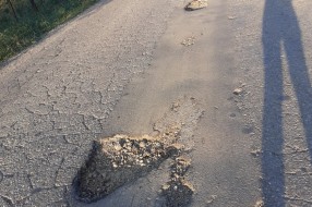 Rupe na putu u naselju Mala Pešta