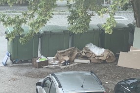 Građevinski šut u plastičnim kontejnerima za komunalni otpad