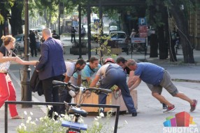 Žardinjere ili stubići na delu Trga republike do hotela "Forum"