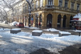 Žardinjere ili stubići na delu Trga republike do hotela "Forum"