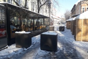 Žardinjere ili stubići na delu Trga republike do hotela "Forum"