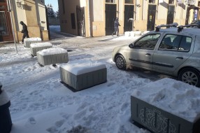 Žardinjere ili stubići na delu Trga republike do hotela "Forum"