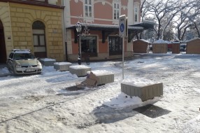 Žardinjere ili stubići na delu Trga republike do hotela "Forum"