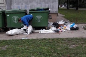 Prepuni kontejneri i smeće oko njih ispred zgrade na Radijalcu