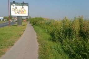 Biciklistička staza na kraju somborske pruge obrasla šibljem (Zorka)
