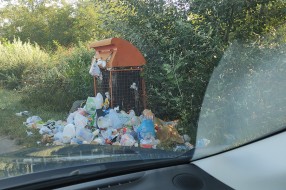 Kante za smeće na graničnom prelazu Bački Vinogradi