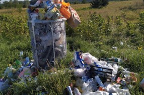 Kante za smeće na graničnom prelazu Bački Vinogradi