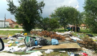 Otpad uz igralište - Mali Bajmok