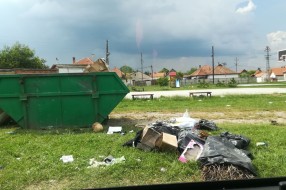 Otpad uz igralište - Mali Bajmok