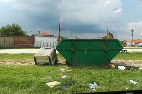 Otpad uz igralište - Mali Bajmok