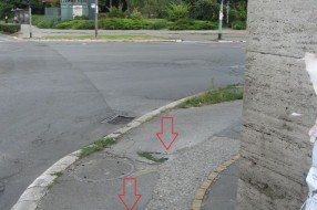 Opasne udarne rupe na biciklističkoj stazi u centru grada