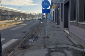 Biciklistička staza i trotoar sa desna strane Senćanskog puta preko od Autobuske stanice do Pionira