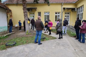 Čekanje u redu ispred Covid  ambulante u Harambašićevoj