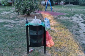 Ulične korpe za otpatke na Tokiju se koriste za odlaganje kućnog otpada