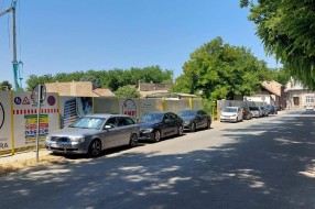 Divlji parking u centru grada (kod Otvorenog univerziteta)