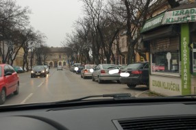 Na šta nam liči centar grada zbog ovakvog divljeg parkiranja?
