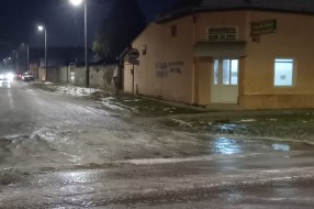 Zaleđen veliki deo raskrsnice na uglu Petra Svačića i Karađorđevog puta