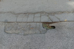 Katastrofalno stanje parkinga i kolovoza u ulici Trg Lazara Nešića i Šenoinoj  ulici