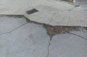 Katastrofalno stanje parkinga i kolovoza u ulici Trg Lazara Nešića i Šenoinoj  ulici