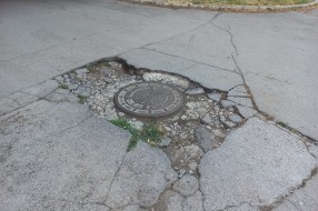 Katastrofalno stanje parkinga i kolovoza u ulici Trg Lazara Nešića i Šenoinoj  ulici
