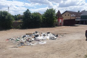 Deponija pored buvljaka i stadiona Bačke