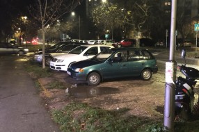 Parkiranje vozila na zelenoj površini uz prometnu raskrsnicu na Prozivci