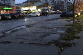 Parkiranje vozila na zelenoj površini uz prometnu raskrsnicu na Prozivci