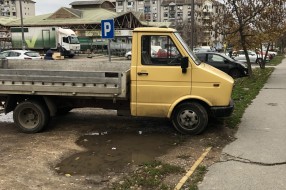 Parkiranje vozila na zelenoj površini uz prometnu raskrsnicu na Prozivci