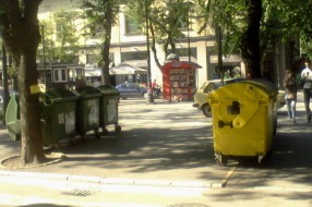 Kontejneri u centru grada (kružni tok kod Simpa)