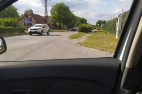 Ponovo živica utiče na preglednost na raskrsnici ulica Đorđa Natoševića i Magnetnih polja
