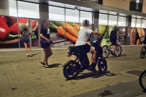 Deca na električnim biciklima i skuterima divljaju u pešačkoj zoni (Prozivka)